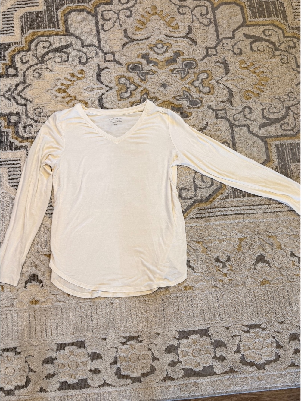 Tahari Ivory Long Sleeve V-Neck Top Women’s Medium